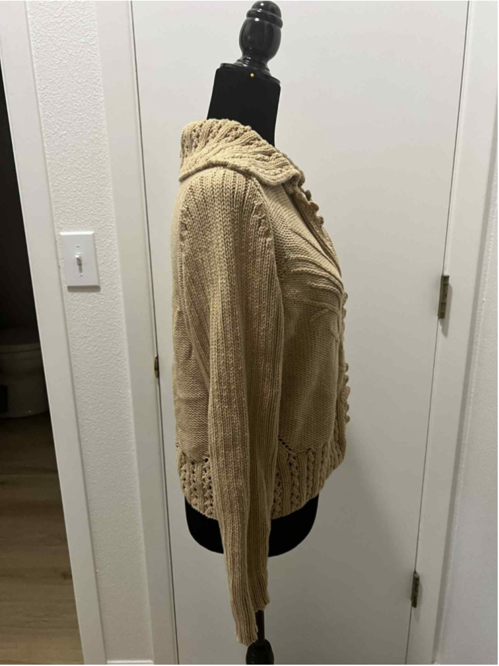 Liz Claiborne Womens Beige Knit Cardigan Sweater Scalloped Trim Button Front - Picture 3 of 9
